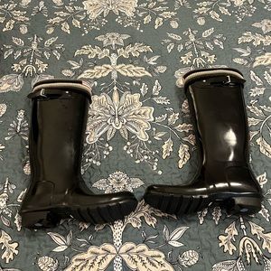 Hunter Tall Boots Women’s Size 10 Black with boot socks included.
